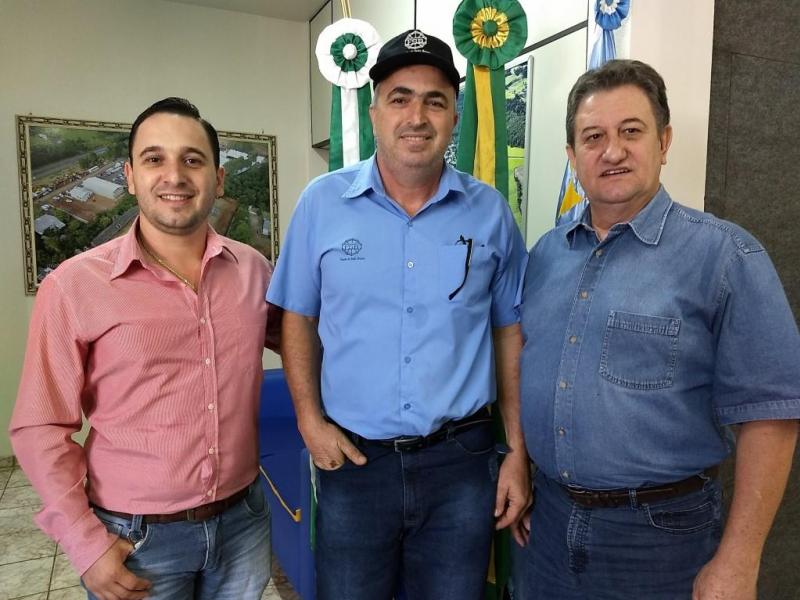 Prefeito José Lineu Gomes recebe representante da empresa Bratac para tratar da revitalização da sericicultura no município